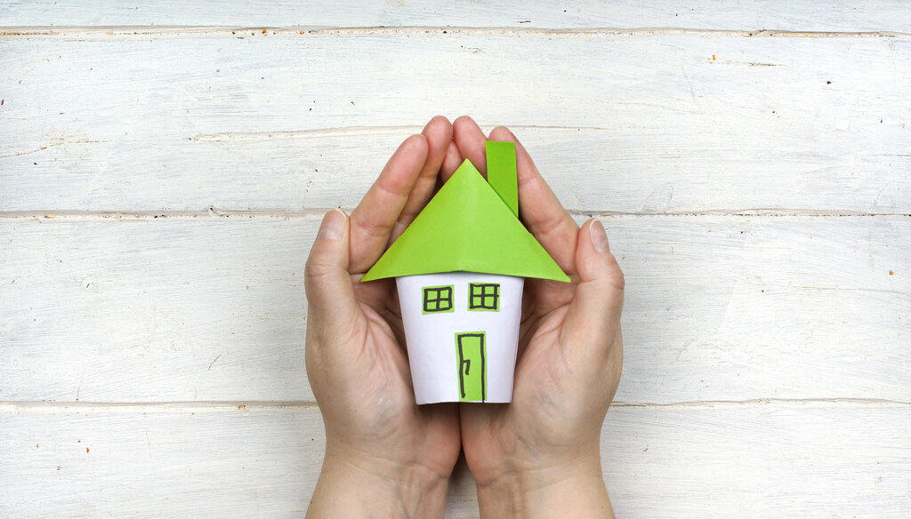 Papierhaus in Händen