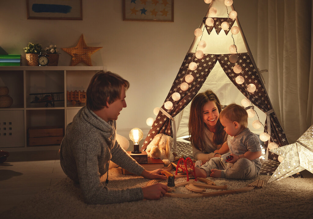 Entscheidung-Familie-Hausbau Familie mit Kind im Spielzimmer
