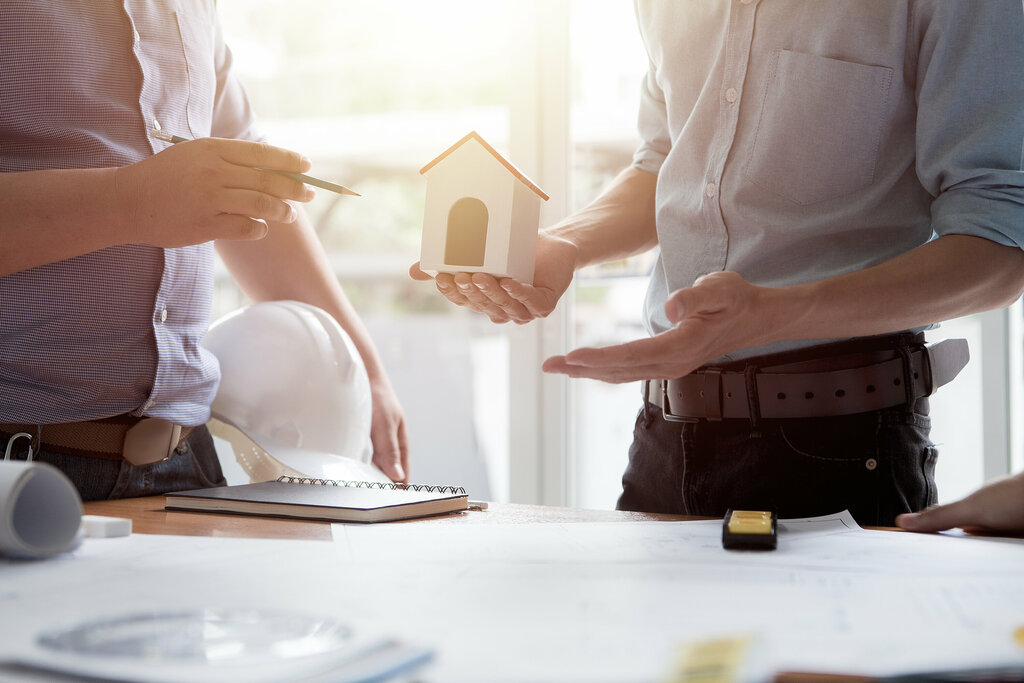 Bauherr und Architket diskutieren die Bauleistungen.