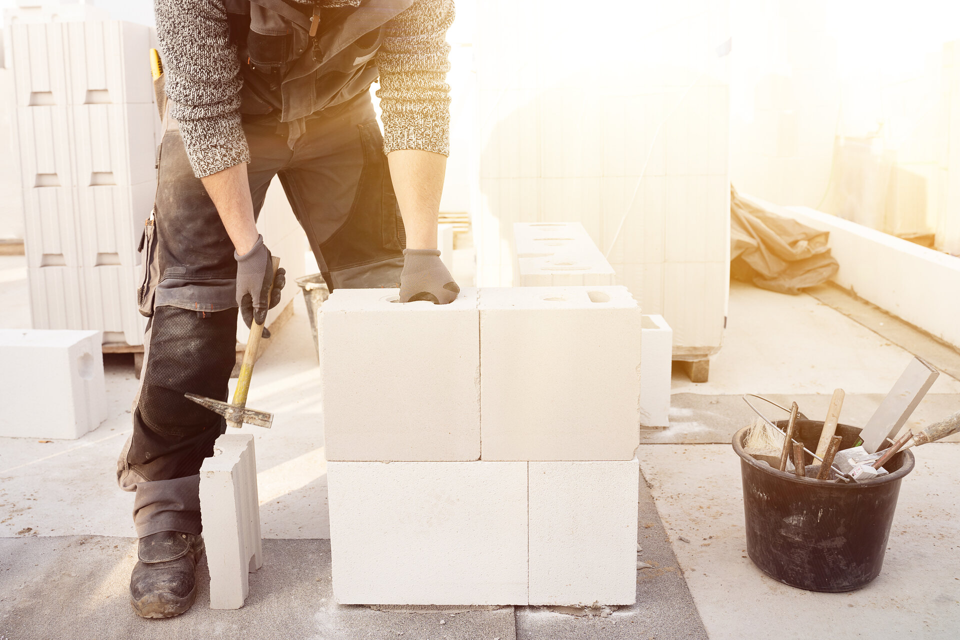 Klimagerecht-Bauen-16 Handwerker fixiert Portenbeton für das Mauerwerk der Massivhäuser von Town & Country Haus.
