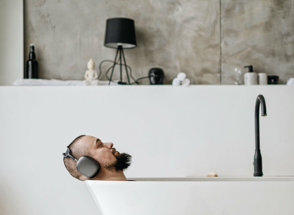 olena-sergienko-VUctfL2pN0Y-unsplash Mann entspannt mit Musik in der Badewanne