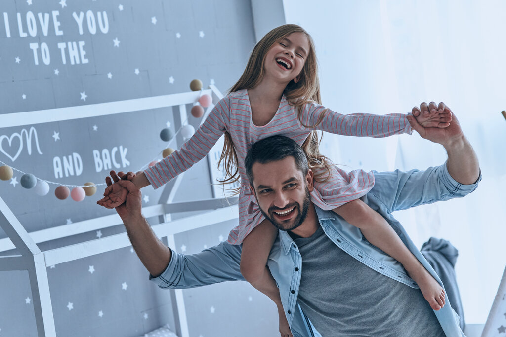 Vater tanzend mit Tochter