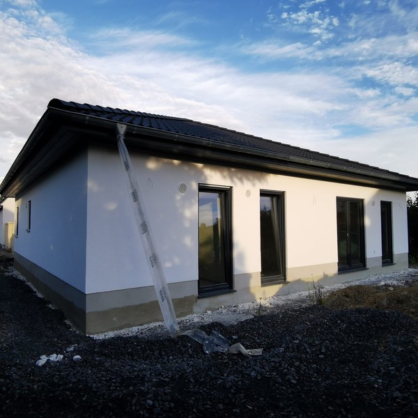 Fertiges Haus mit weißen Außenputz