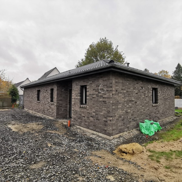Fertiges Haus mit geklinkerten Außenmauerwerk