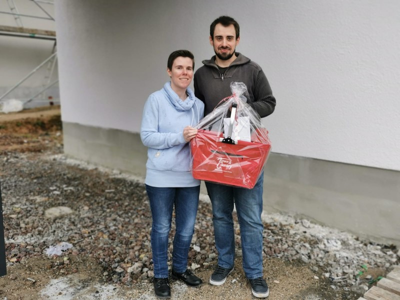 Bild von einer Schlüsselübergabe an das Bauherren-Pärchen