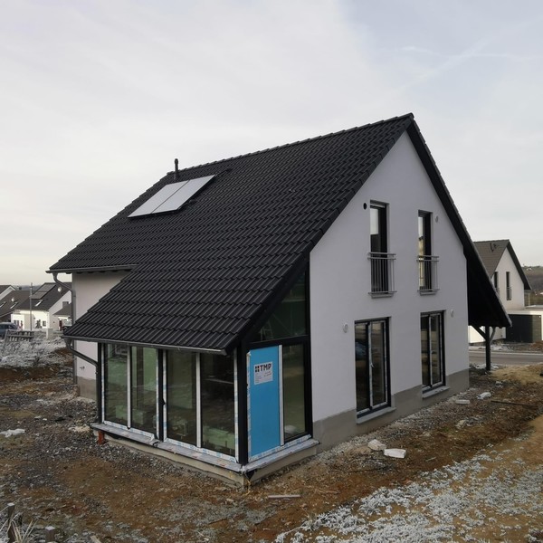 Fertighaus mit weißen Außenputz