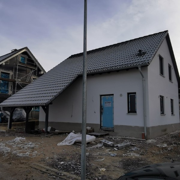 Fertighaus mit weißen Außenputz