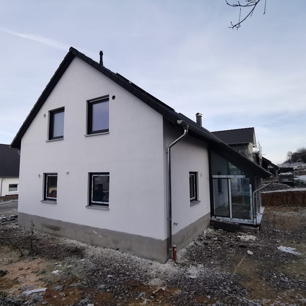 Fertighaus mit weißen Außenputz