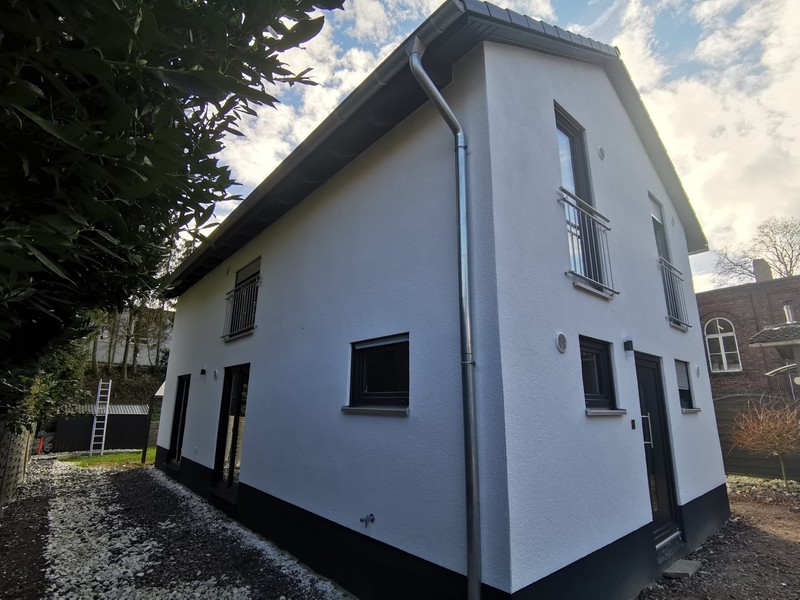 Fertiges Haus mit weißen Außenputz