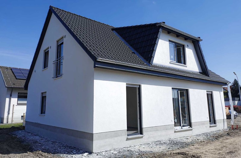 Fertiges Haus mit weißen Außenputz