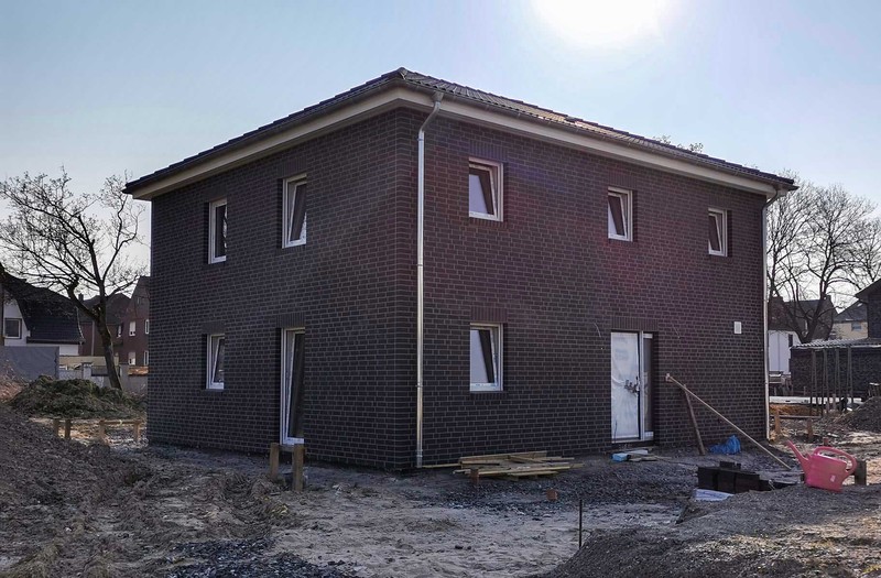 Fertiges Haus mit geklinkerten Außenmauerwerk
