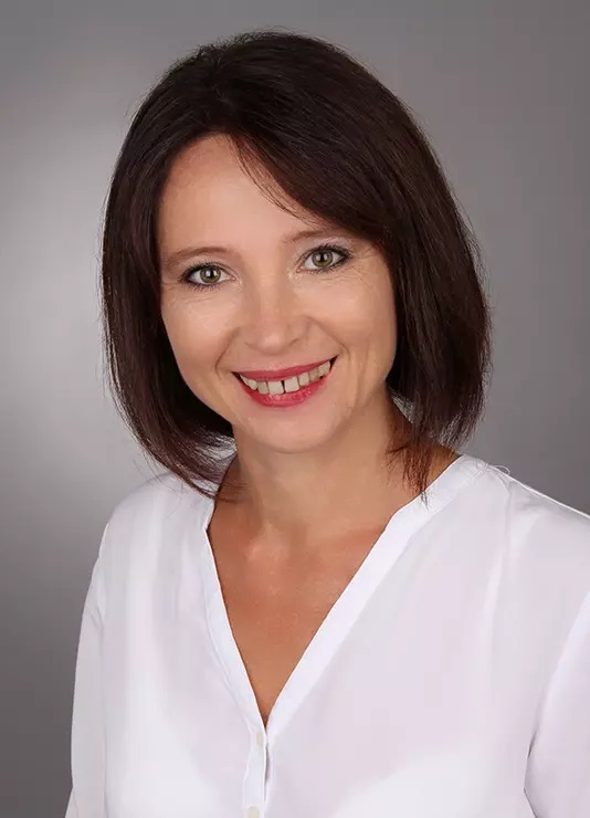 Freundlich lächelnde Hauskaufberaterin von Town & Country Haus mit Sitz in Duisburg