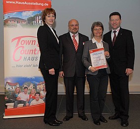 Urkunde mit vier Leuten