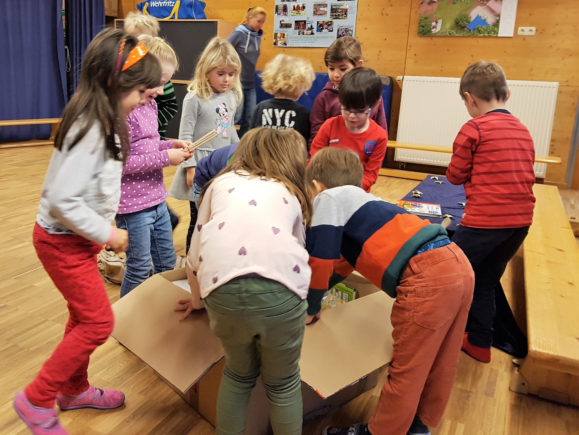 Erkunden des Entdecker-Pakets durch Kinder Erkunden des Entdecker-Pakets durch Kinder