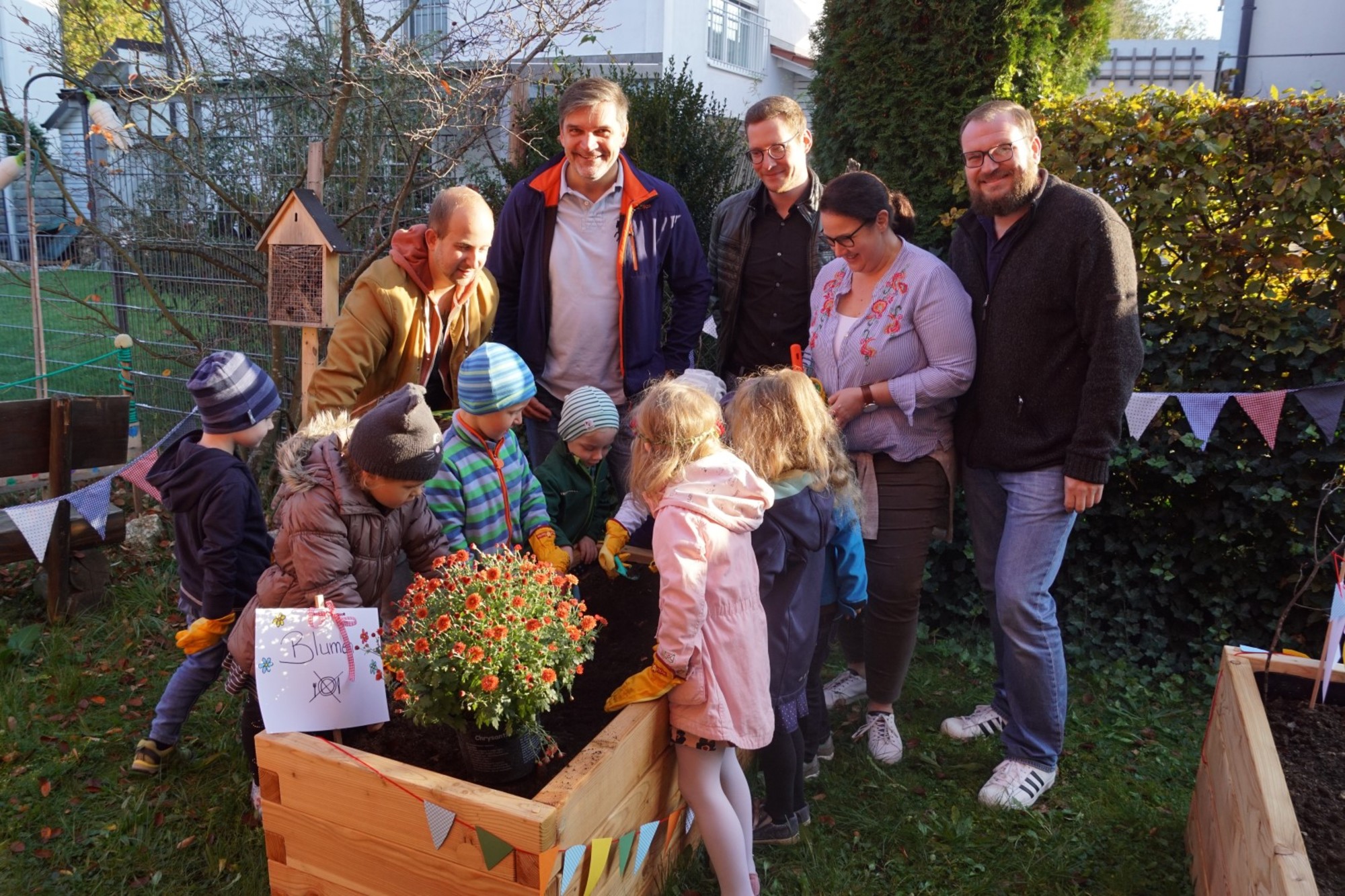Gruppenfoto bei Übergabe der Hochbeete in Pfaffenhofen Gruppenfoto bei Übergabe der Hochbeete in Pfaffenhofen